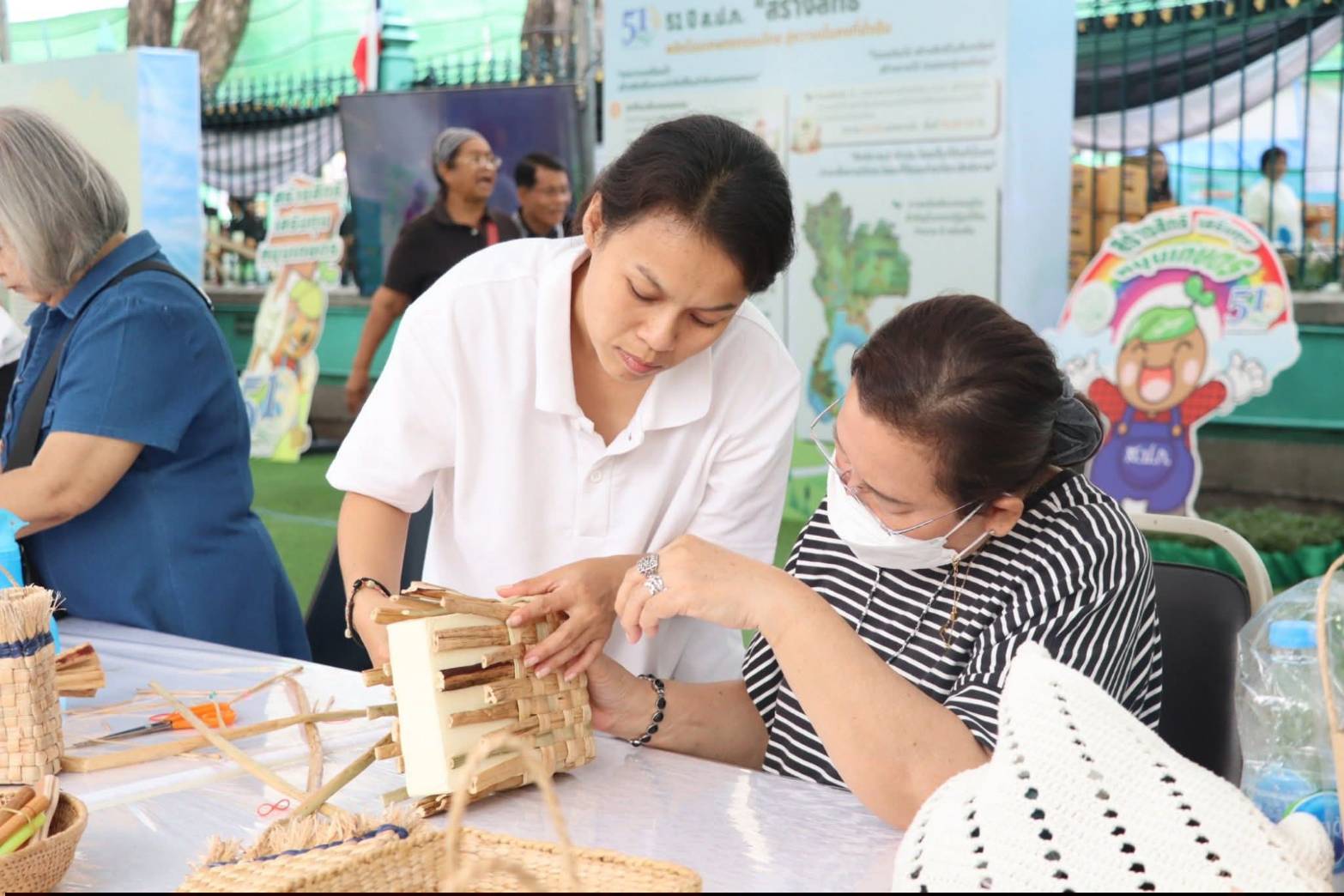 title - รัฐมนตรีว่าการกระทรวงเกษตรและสหกรณ์ พร้อมด้วยคณะผู้บริหาร ส.ป.ก. เข้าเยี่ยมชมโซนกิจกรรมฝึกอาชีพ Workshop งานศิลปหัตถกรรม (ศพส.) กิจกรรมจัดขึ้นภายใต้งาน วันคล้ายวันสถาปนาครบรอบ 51 ปี ส.ป.ก. ณ สำนักงานการปฏิรูปที่ดินเพื่อเกษตรกรรม